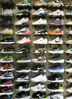 SNEAKER STREET