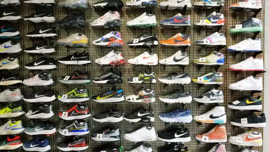 SNEAKER STREET