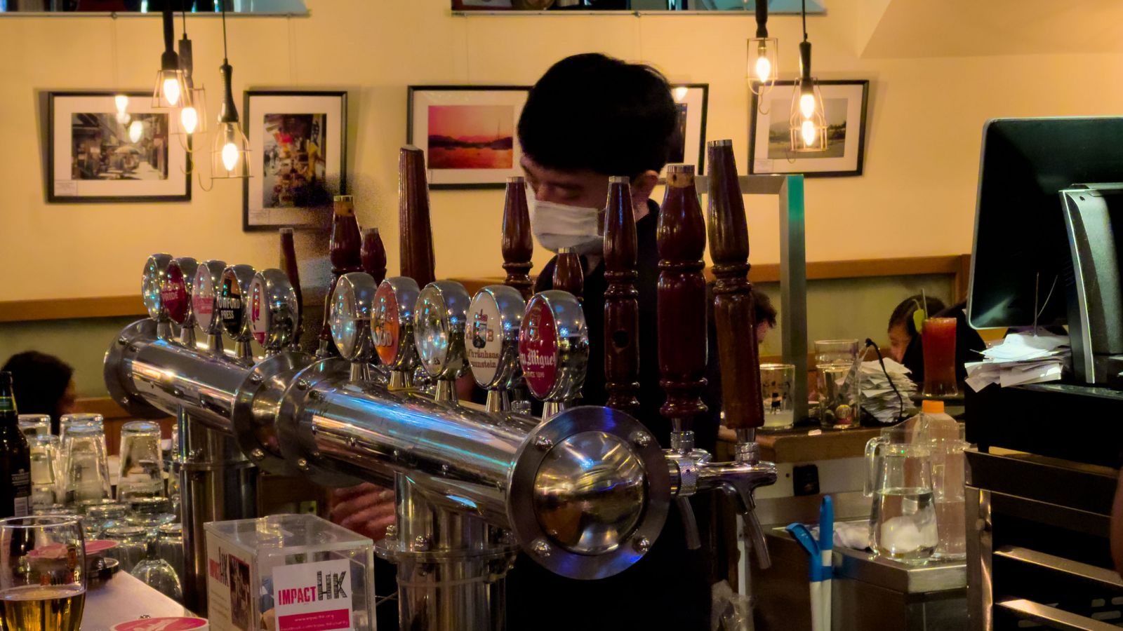 Warm and cozy British pub for beer lovers