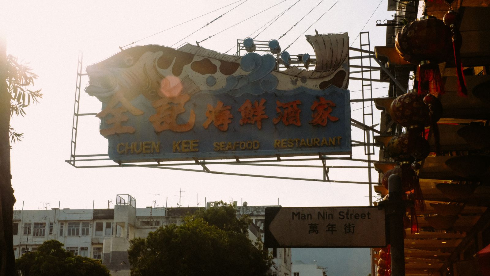 There are different seafood restaurants near the seaside