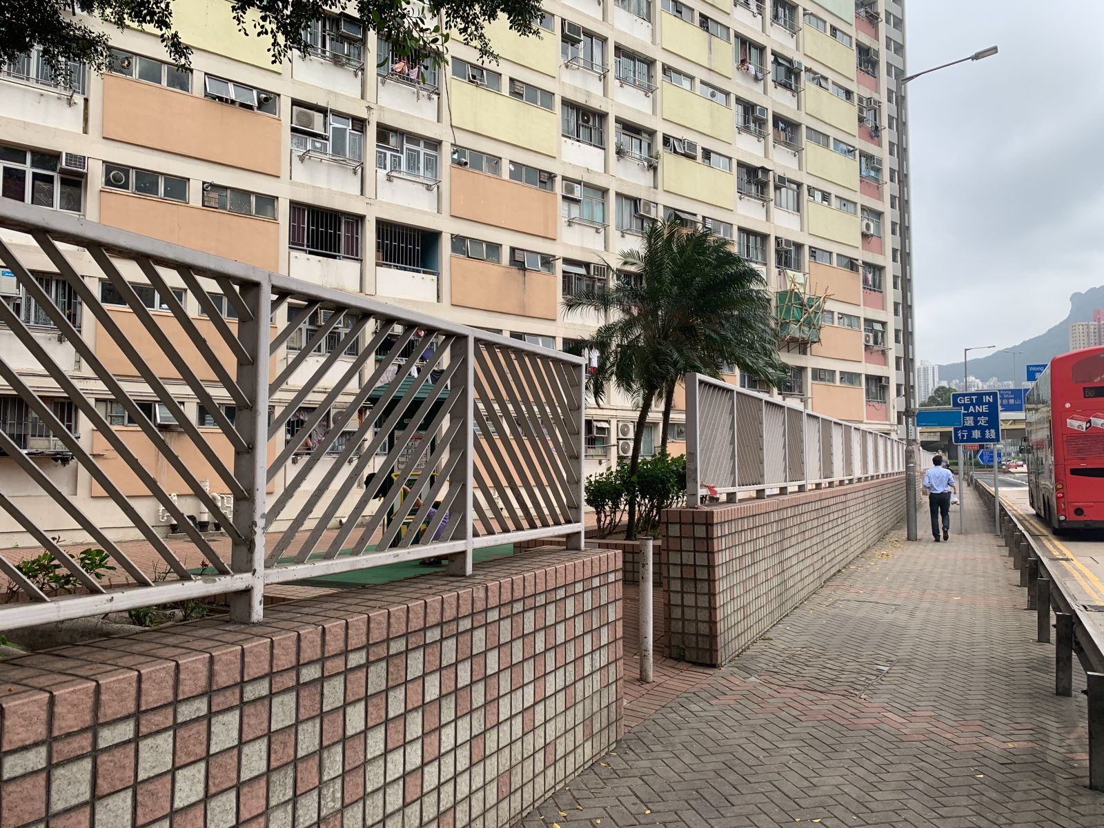 The entrance next to  Hung Ngok House (紅萼樓)