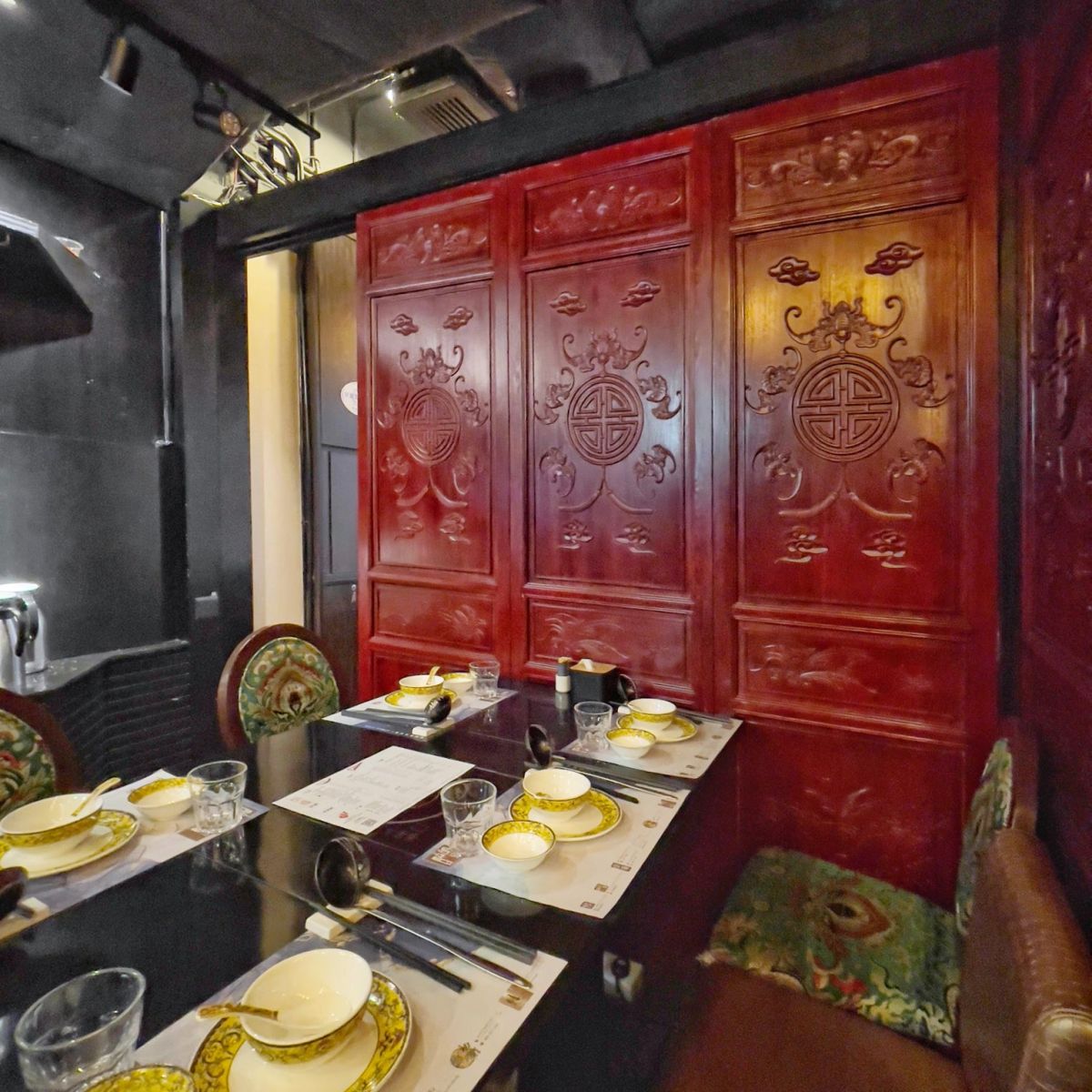 The interior of Wulu took a modern Chinese decoration